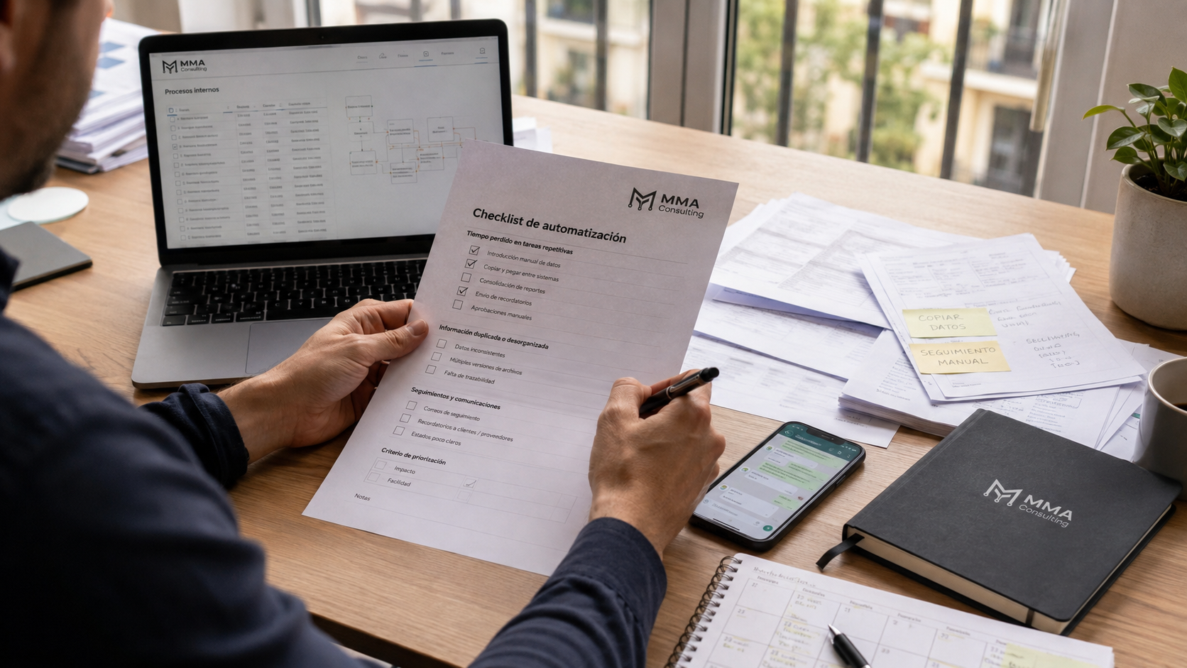 Profesional revisando una checklist de automatización junto a distintas herramientas y documentos de trabajo.